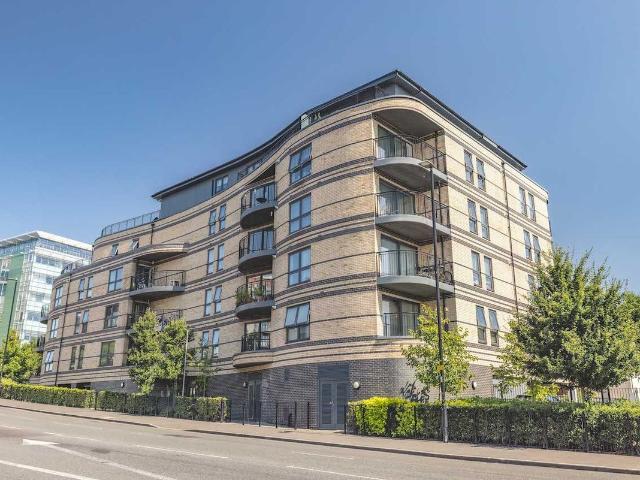 Windsor Road, Slough SL1, 2 bed flat to rent, £1,750 pcm | PrimeLocation
