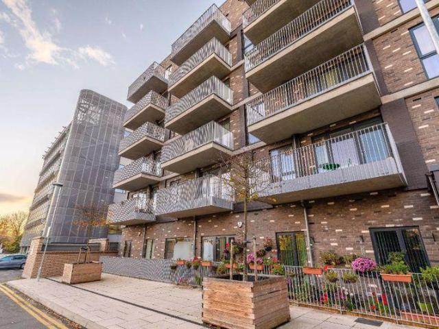 Windsor Road, Slough 2 bed apartment to rent £1,400 pcm £323 pw