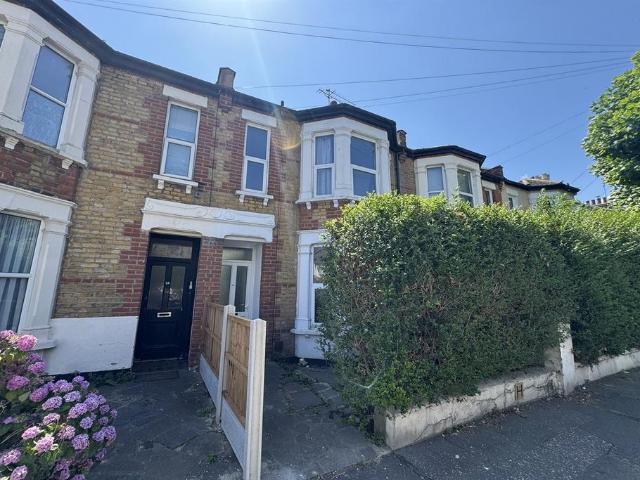Windsor Road, Westcliff on Sea 3 bed flat to rent £1,700 pcm £392 pw