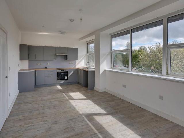 Windsor Road, Trowbridge 2 bed apartment to rent £895 pcm £207 pw