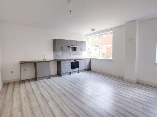 Windsor Road, Trowbridge 2 bed apartment to rent £950 pcm £219 pw