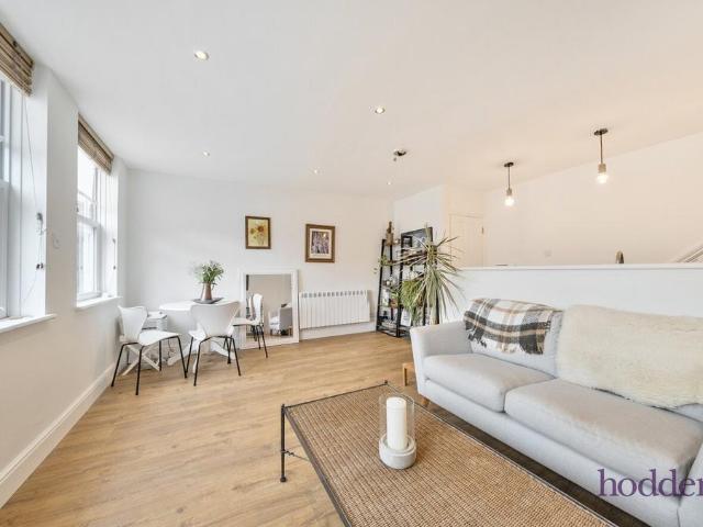 Windsor Street, Chertsey, Surrey, KT16 2 bed apartment to rent £1,500 pcm £346 pw