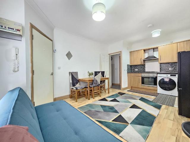 Windsor Street, Luton LU1 2 bed flat to rent £1,095 pcm £253 pw