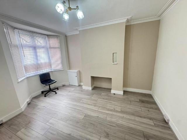 WINDSOR, SL4 3 bed semi detached house to rent £2,399 pcm £554 pw