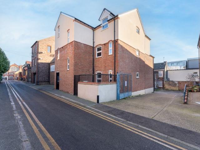 Windsor Walk, Luton, Bedfordshire LU1, 2 bed flat to rent, £1,200 pcm | PrimeLocation