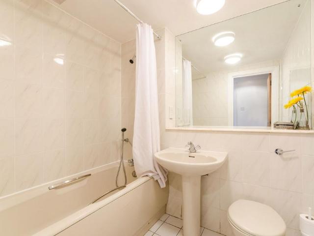 Windsor Way, Brook Green, London, W14 1 bed flat to rent £3,250 pcm £750 pw