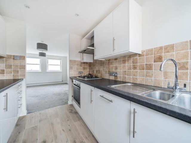 Windsor 2 bed apartment to rent £1,595 pcm £368 pw