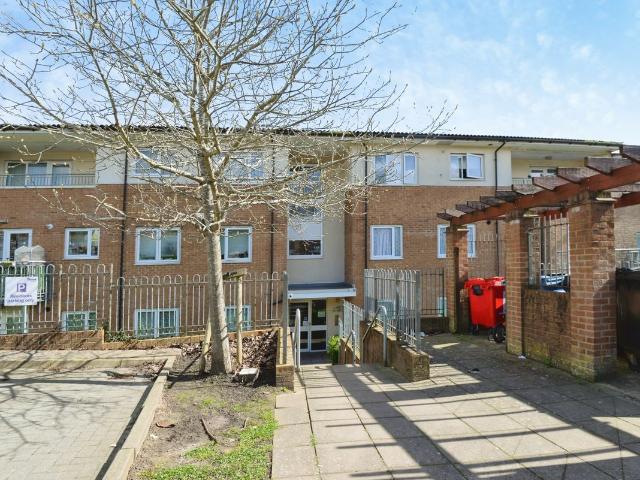 Windrush Drive, High Wycombe HP13, 2 bed flat to rent, £1,150 pcm | PrimeLocation