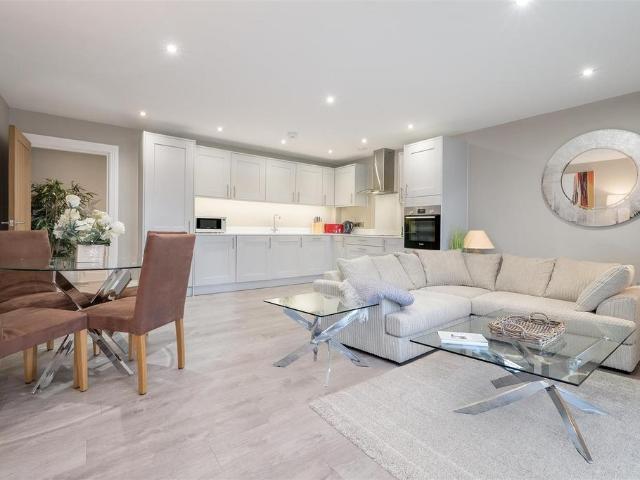 Windrush OX18 2 bed apartment to rent £2,500 pcm £577 pw