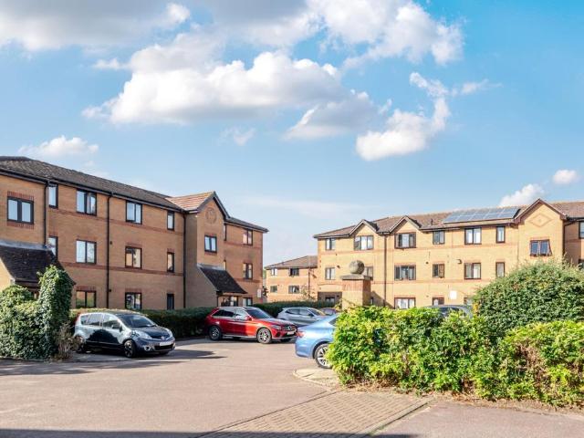 Winery Lane, Kingston Upon Thames. 2 bed flat to rent £1,800 pcm £415 pw