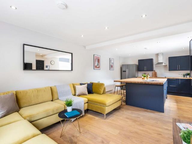 Winfield Terrace, Leeds LS2 6 bed house to rent £4,134 pcm £954 pw