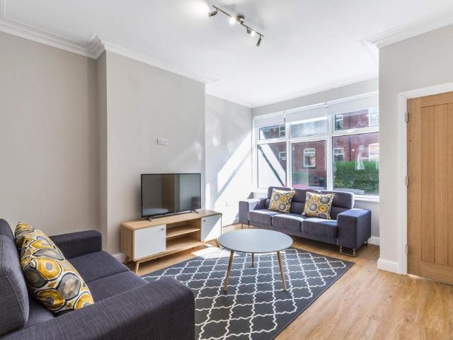Winfield Grove, Leeds LS2 6 bed house to rent £4,004 pcm £924 pw