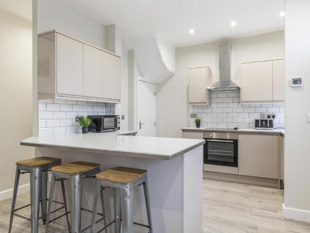 Winfield Place, Leeds LS2 5 bed house to rent £3,207 pcm £740 pw
