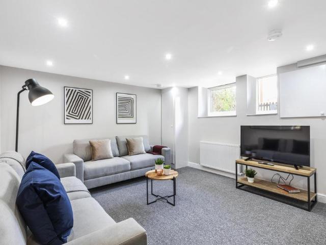 Winfield Place, Leeds LS2 5 bed house to rent £3,207 pcm £740 pw