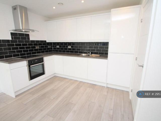 Wing House, Aylesbury, HP20 2 bed flat to rent £1,300 pcm £300 pw