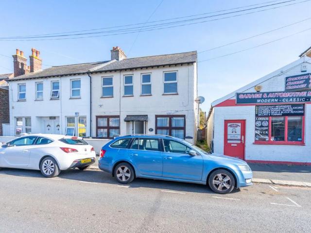 Winget Terrace, Bognor Regis 2 bed flat to rent £1,250 pcm £288 pw
