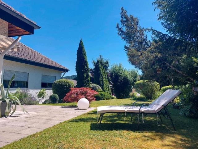 Winkelbungalow mit schönem Garten