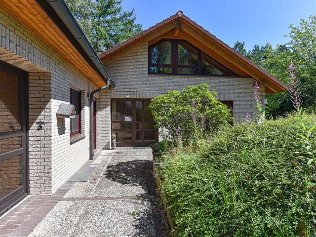 Winkelbungalow mit rollstuhlgerechtem Anbau, Kamincharme & grüner Oase in gehobener Lage