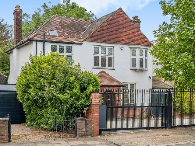 Winn Road, Canary Wharf SE12, 4 bed detached house to rent, £4,500 pcm | PrimeLocation