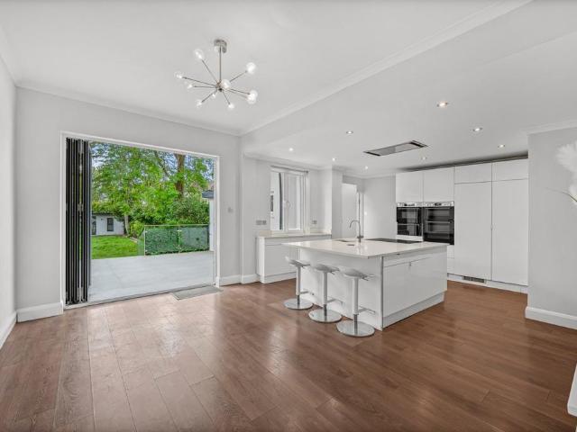 Winn Road, London, SE12 4 bed detached house to rent £4,500 pcm £1,038 pw