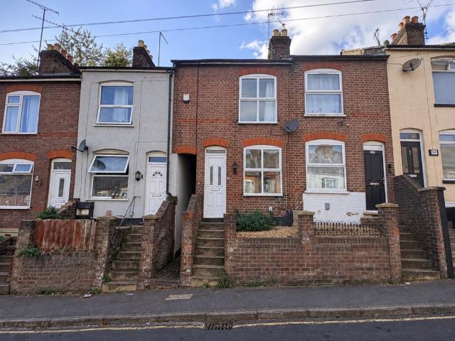 Winsdon Road, Luton, Bedfordshire. 3 bed terraced house to rent £1,500 pcm £346 pw