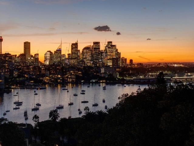 'Winslow Gardens' Sunlit North Facing Apartment With Beautiful Harbour Views And Balcony