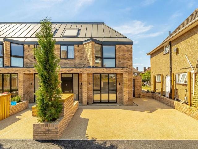 Winston Close, Raynes Park SW20 4 bed house to rent £5,500 pcm £1,269 pw