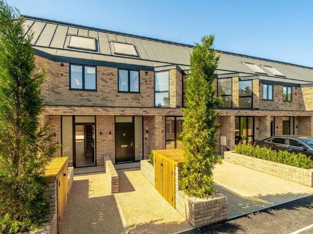 Winston Close, Raynes Park SW20 4 bed house to rent £5,500 pcm £1,269 pw