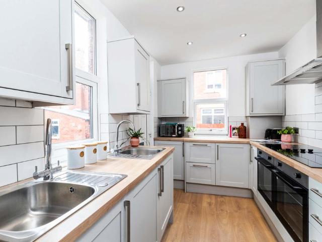 Winston Gardens, Leeds LS6 1 bed in a house share to rent £607 pcm £140 pw