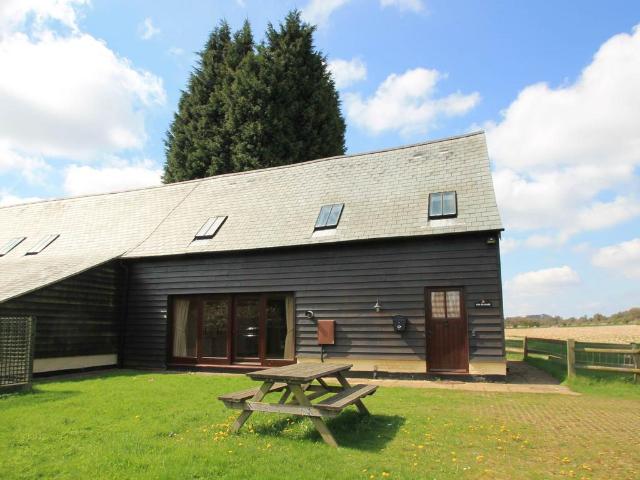 Wick Road, Wigginton, Hertfordshire 3 bed detached house to rent £2,000 pcm £462 pw