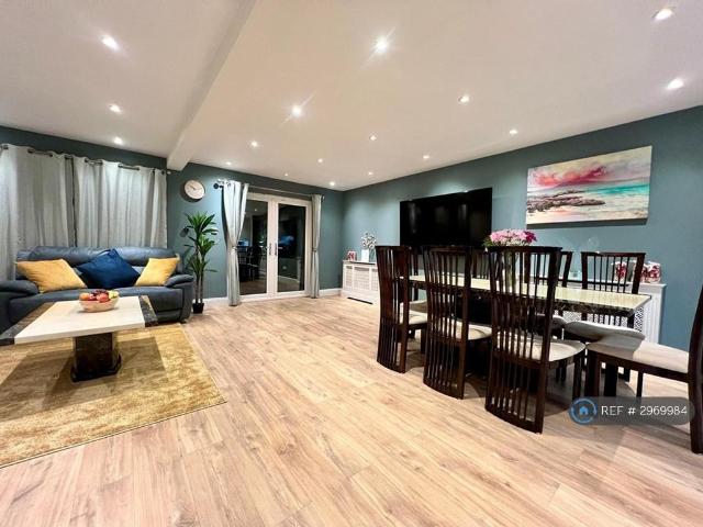 Wickets Way, Ilford, IG6 5 bed detached house to rent £3,600 pcm £831 pw
