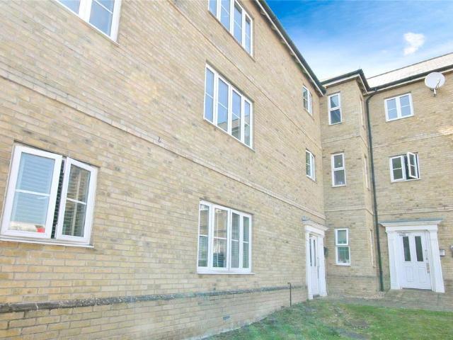 Wickham Crescent, Braintree, CM7 2 bed apartment to rent £1,175 pcm £271 pw