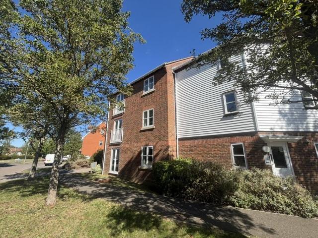 Wickham Crescent, Chelmsford CM1 3 bed apartment to rent £1,450 pcm £335 pw