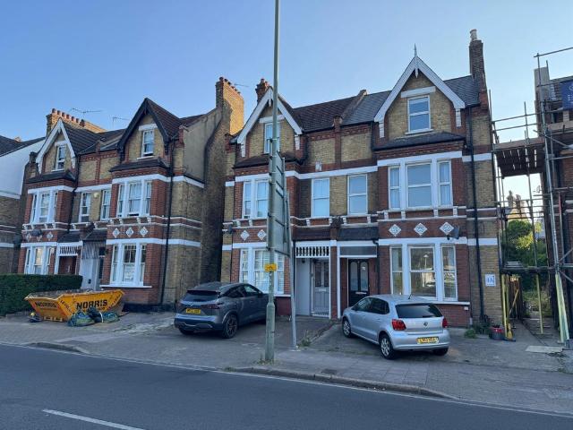 Wickham Rd, Beckenham, BR3 3 bed flat to rent £2,200 pcm £508 pw