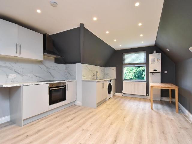 Wickham Road, London, 3 bed flat to rent £2,700 pcm £623 pw