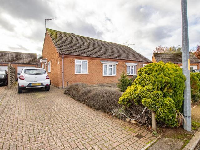 Wiclewood Way, Dersingham 2 bed bungalow to rent £1,050 pcm £242 pw