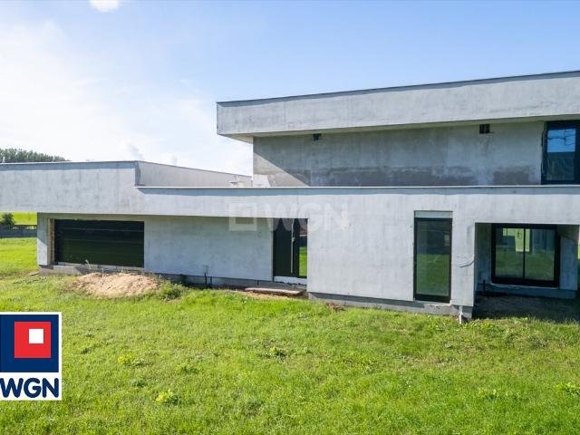 Polecam przestronny dom 440 m² z dużą działką i garażem