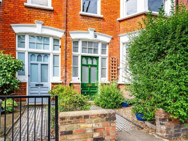 Widdenham Road, Hillmarton. 3 bed flat to rent £4,300 pcm £992 pw
