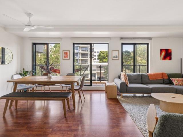 Wide corner apartment / resort lifestyle in Moore Park Gardens