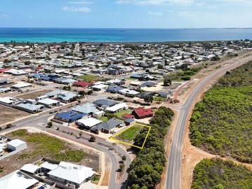 Wide Frontage, Private Outlook & Coastal Lifestyle 769m² in Beachridge Estate