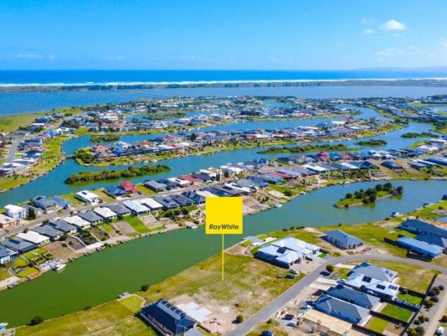 Wide Waterfront Position 1,064m² in Coorong Quays