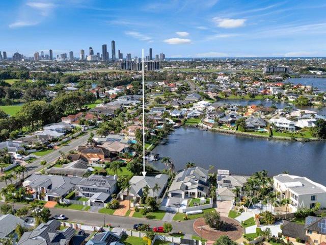 Wide Waterfront Views Family Living in a Premier Clear Island Waters Location