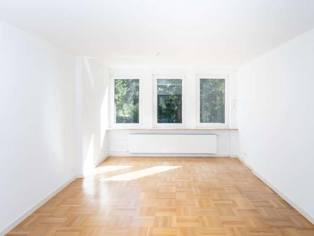 Wie ein Haus: Sanierte 4 Zimmer Wohnung mit Garten, Garage u. 3 weiteren Räumen ca. 53 m² im DG