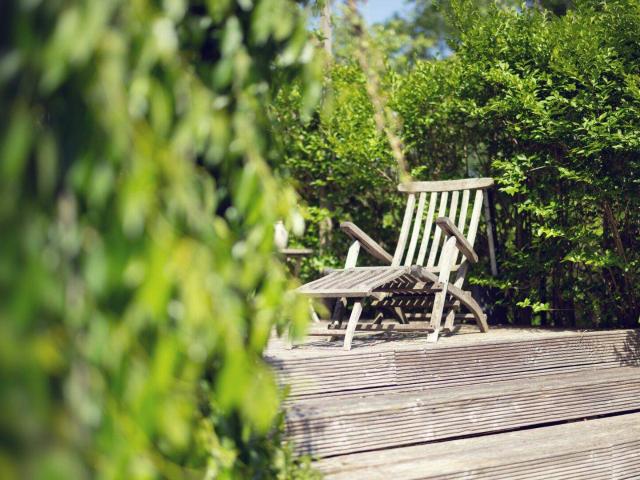 Wie im eigenen Haus: 167 m² auf zwei Ebenen + 1.000 m² Garten mit Naturpool