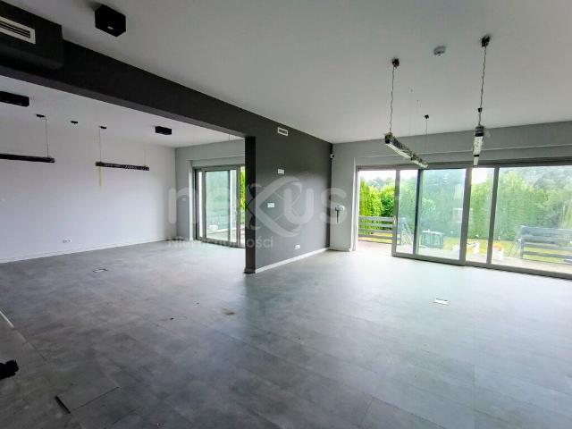 Wielofunkcyjny kompleks 5628 m² z biurami i magazynami