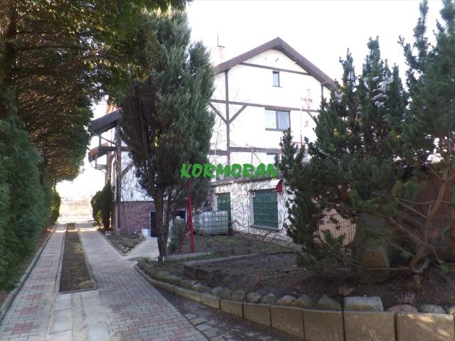 Do sprzedania wielopokoleniowy dom 585 m² z garażami i fotowoltaiką
