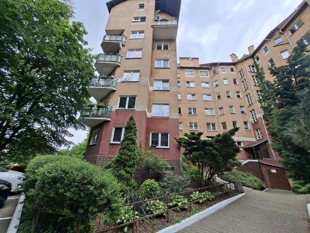 Na sprzedaż wielopoziomowe mieszkanie 77 m² z potencjałem w centrum Szczecina