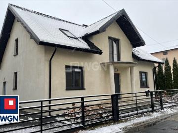 Dom 200 m2 z nowoczesnymi materiałami i dużym salonem