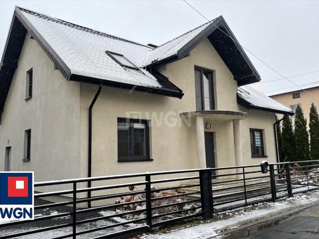 Dom 200 m2 z nowoczesnymi materiałami i dużym salonem