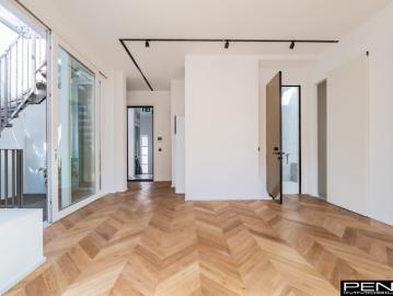 WIEN: SPITZENWOHNUNG Nahe Schlosspark Schönbrunn 2 Zimmer im Stilaltbau Dachgeschoss mit 36m2 Dachterrasse